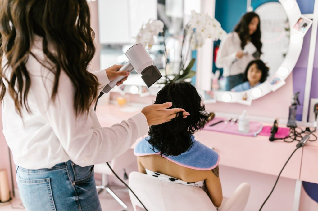 Ouvrir un salon de coiffure sans diplome : est-ce possible ?